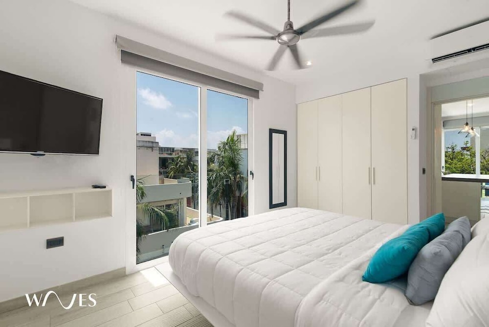 1 Br. W/5th Avenue View Steps From the Beach