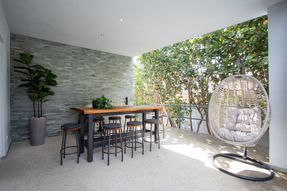 Casa Maria Curacao. Luxury 6 Bedroom Villa Next to Supermarket & Jan Thiel Beach view 3