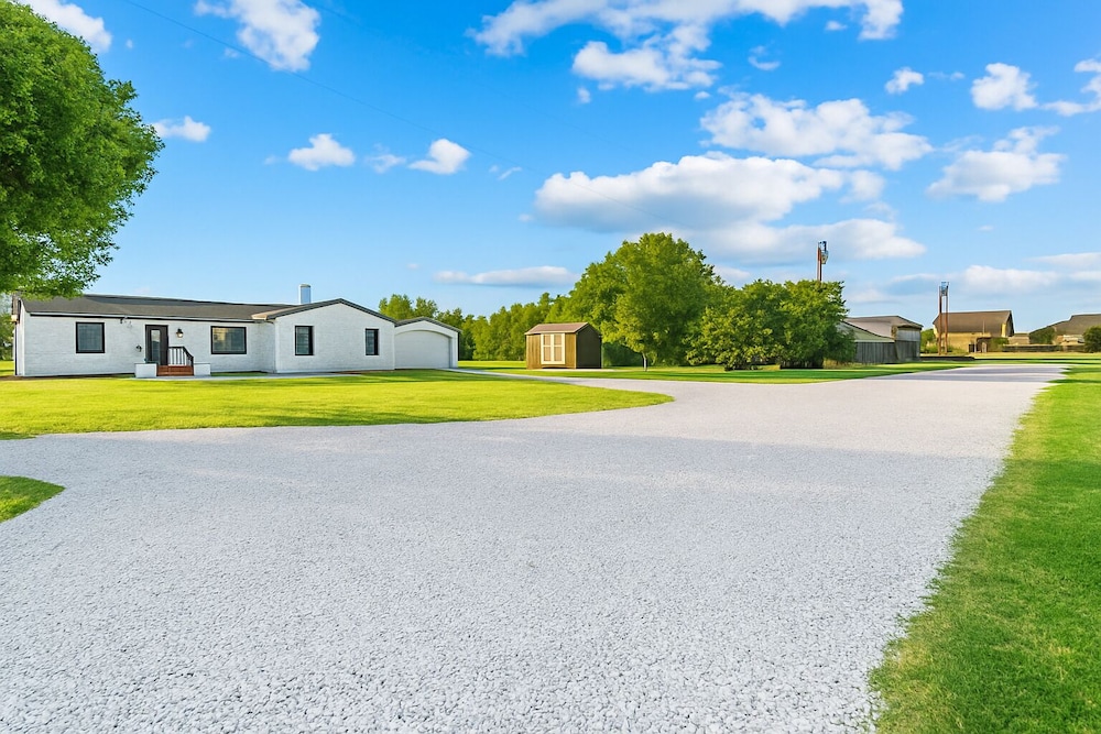 Built for Crews 1-story XL Yard Ample Parking