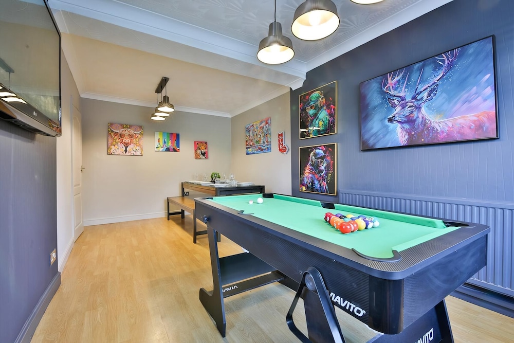 Spacious 3 Bed Home With Pool Table