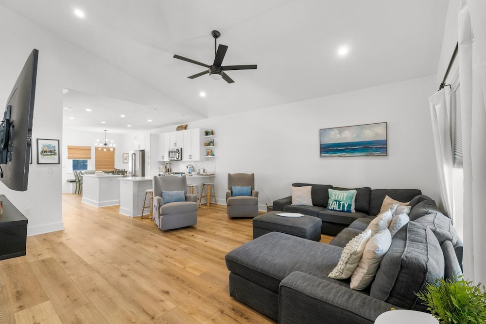 Beach House - 6th Street Retreat by PHG