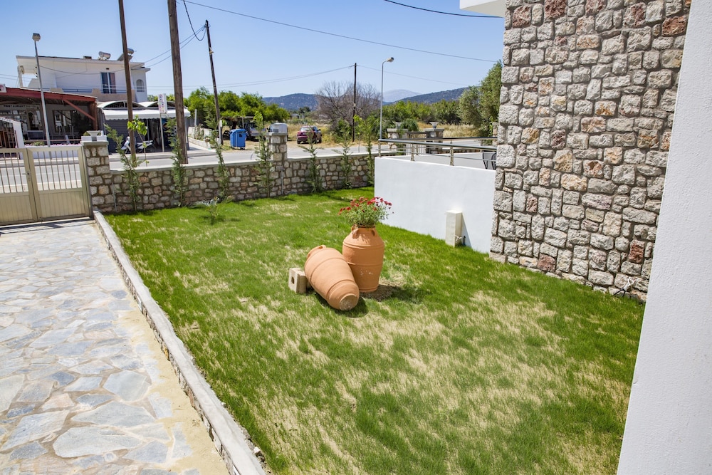 Haraki Stone Apartments