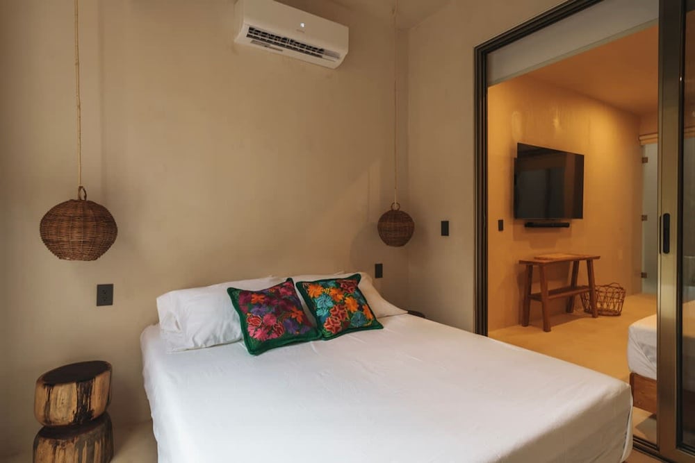 Luxury Jungle Retreat Sleeps 10 Rooftop Pool