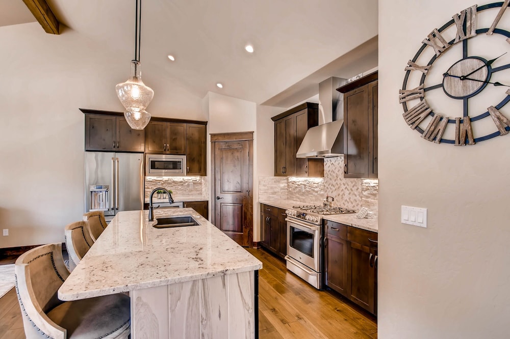 New 3bdr Luxury /sleeps 10 W Fireplace & Mountain Views 3 Bedroom Townhouse by RedAwning
