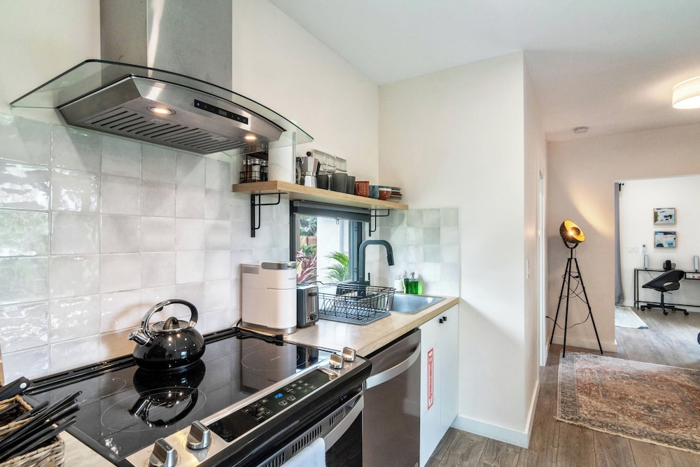 5BR Sleeps 14 w/ In-law Suite & Bbq!