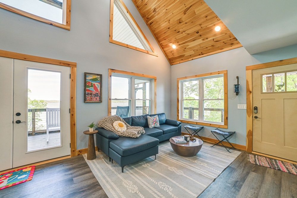 Game Room & Screened Porch: Kentucky Lake Retreat!