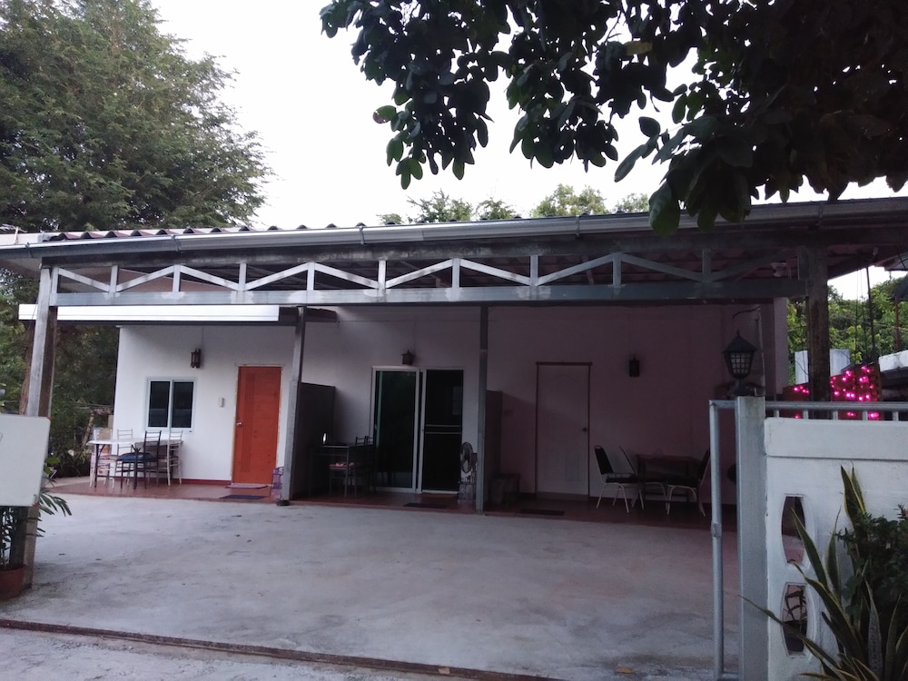 Chomlay Restaurant & Room for Rent