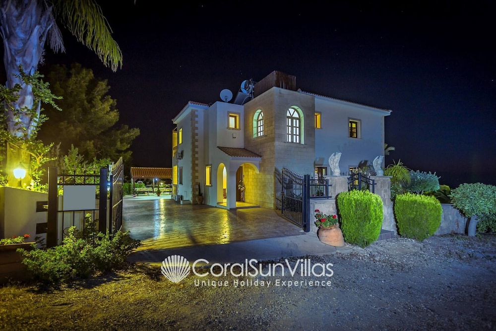 Away-from-it-all, Exceptional Sea Views Sleeps 10
