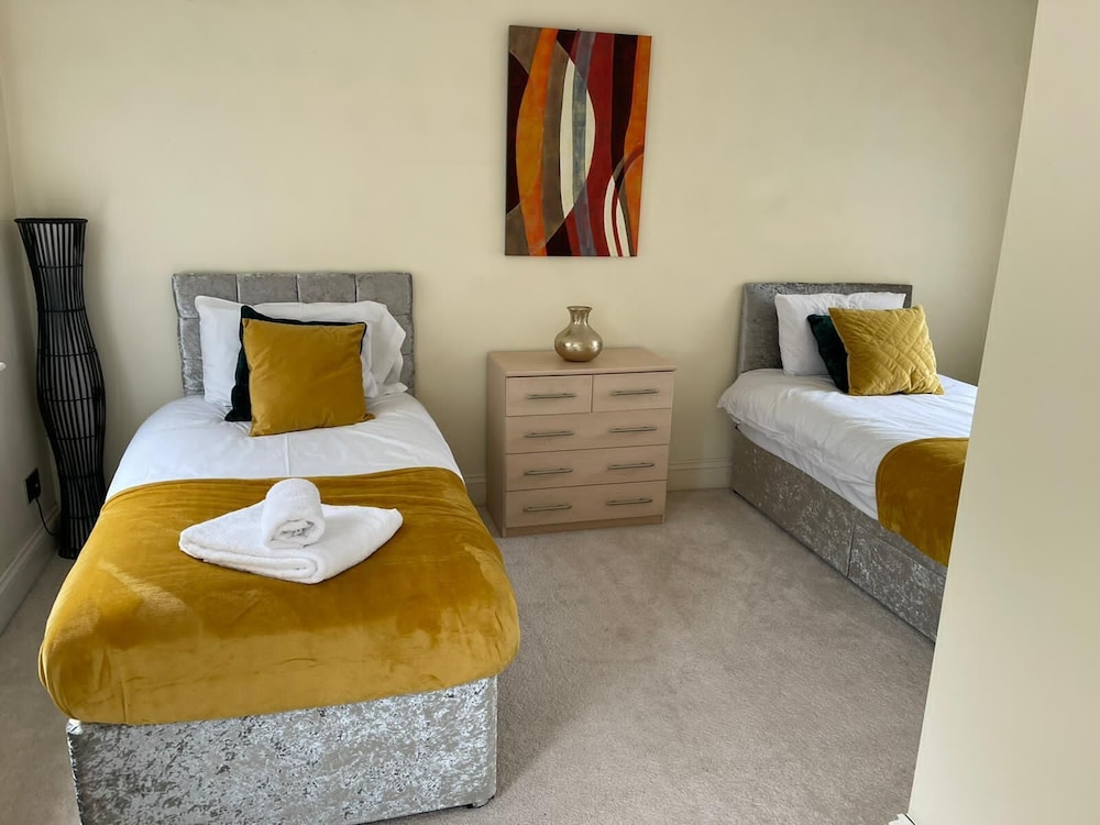 3-bed Semi-detached House, Wifi, Parking, Outdoor Space view 5