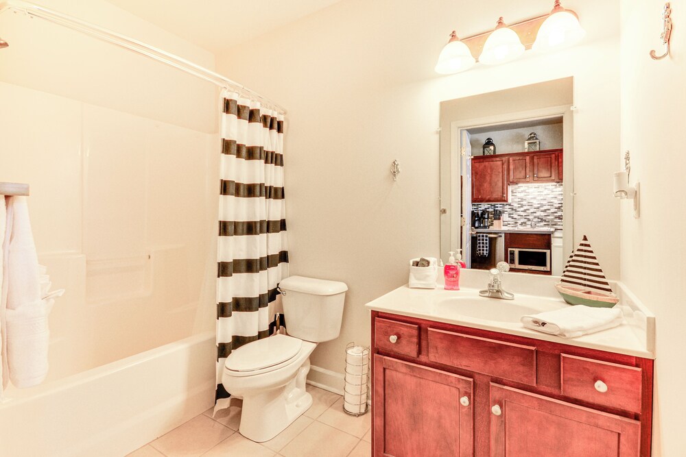 Pool & Lake Access: Mariners Landing Resort Studio