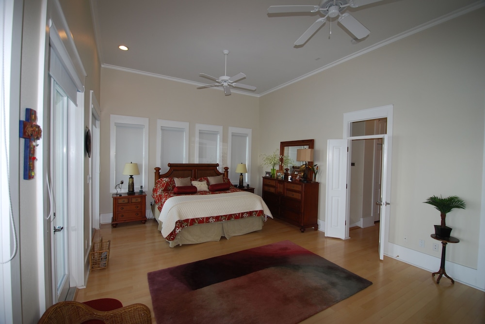 Kokopelli - Bay Front / Marina Front 3 Bedroom Townhouse by RedAwning