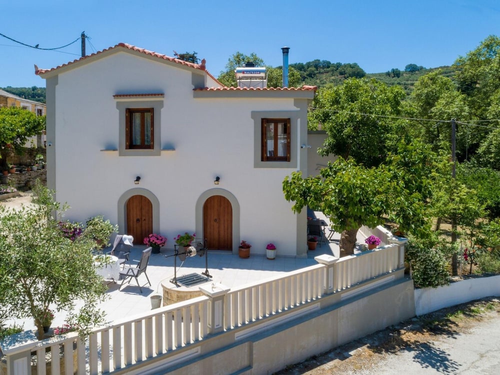 Panethimos House in Nature