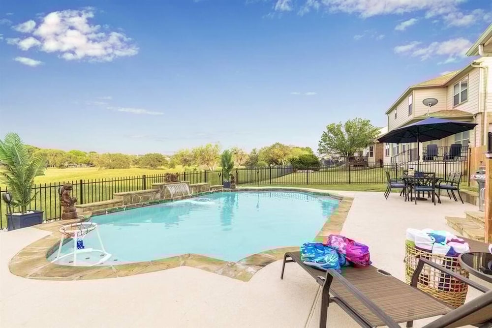 Serene Views Ideal For Long Stays Heated Pool