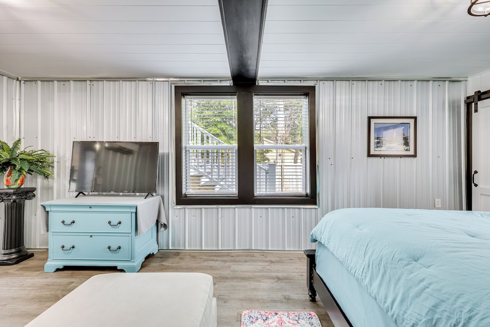 Walk to Pier: North Carolina Getaway in Oak Island