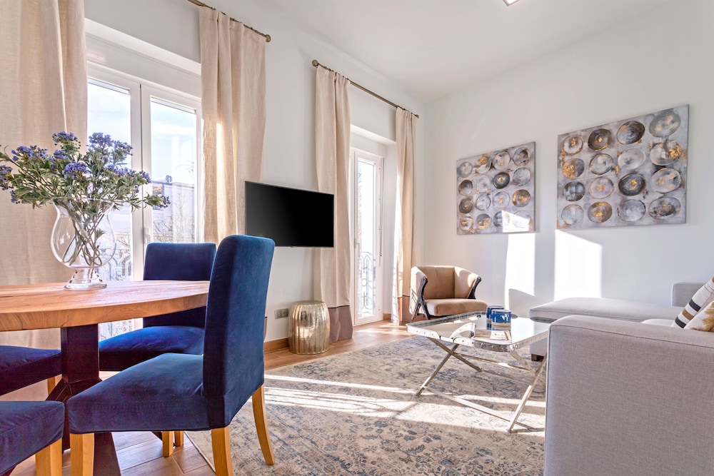 Beautiful 2BD Apartment With a Private Terrace Recaredo X