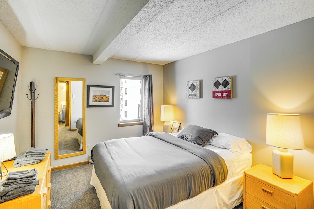 Snow Mountain Condo: Hot Tub + Shuttle to Resort