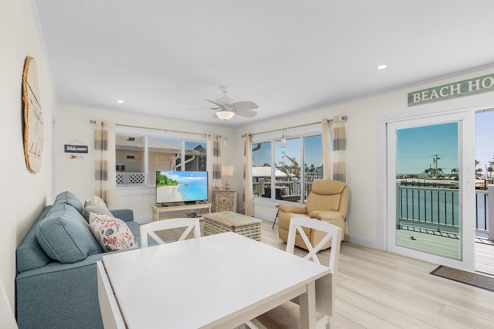 920 Bay Breeze Bungalow: Stunning Bay View Home W/ Heated Pool! 2 Bedroom Home