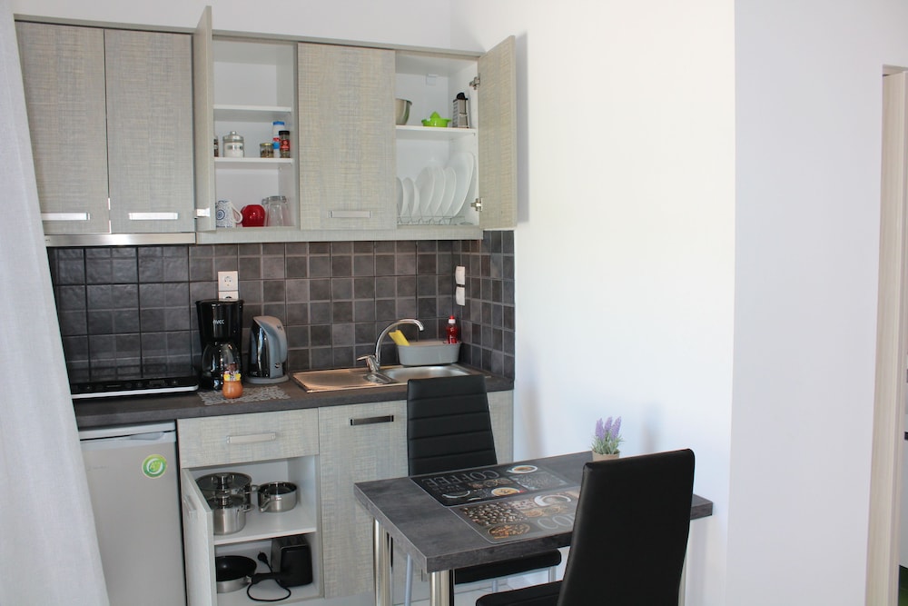 Aaron Studios Apartments