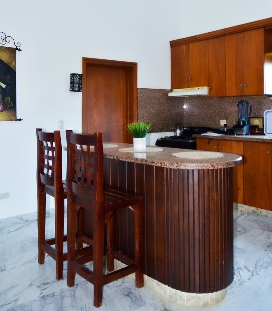 2 Minutes Walk to Beach Huge 3 bdrm Condo with Pool