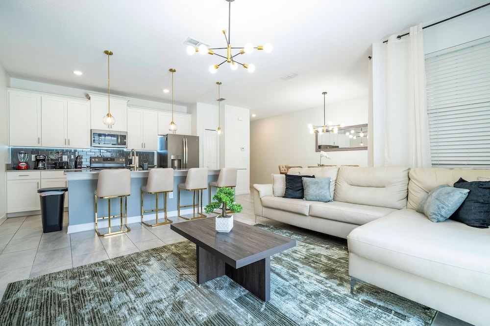 Beautiful 4 BR Close to Disney