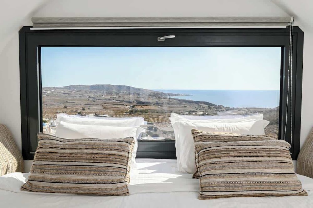 Amphora Thalassa Seaview Gem w Private Jacuzzi