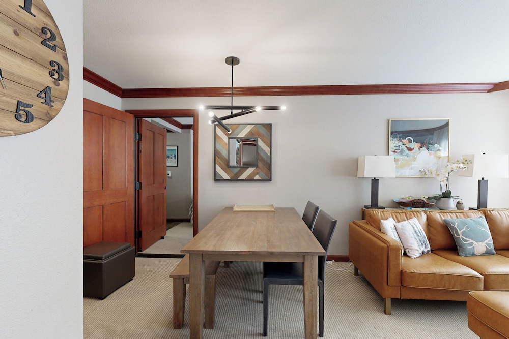 2BR Resort Condo Ski-in/ski-out, Pool, Hot Tub