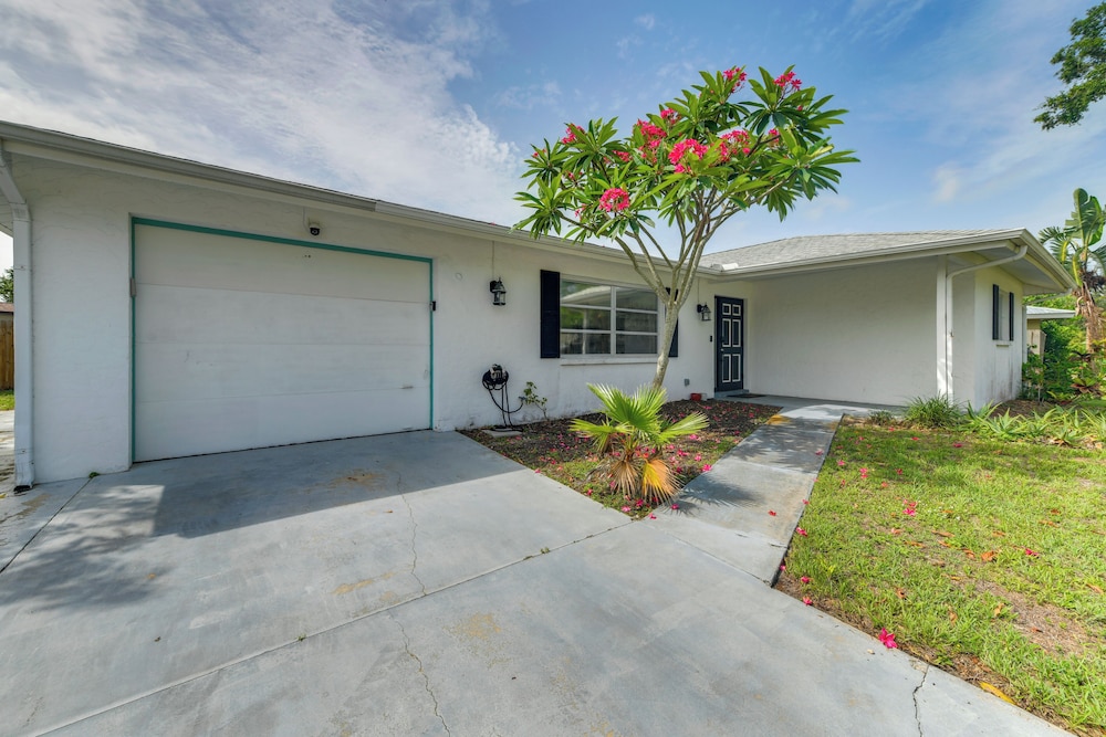 7 Mi to Siesta Beach: Home w/ Furnished Patio!
