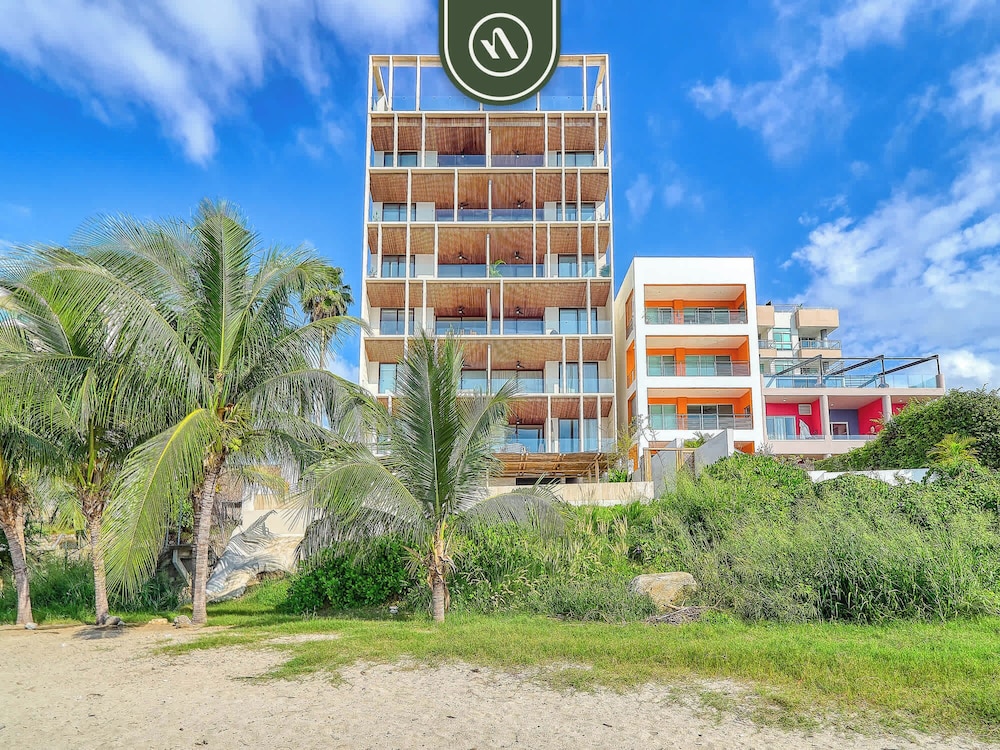 Luxury 4BR Oceanfront Condo - Private Beach - Pool