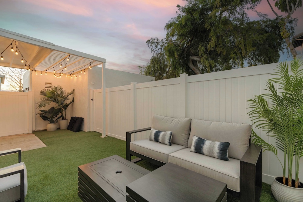 La Jolla Stay w/ Firepit & Walk to Beach Arenas