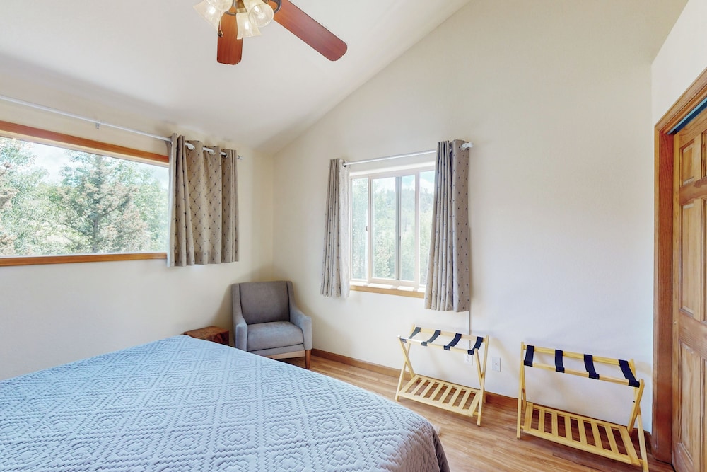 3 BR Cabin w/ Hot Tub, Large Deck & Wifi