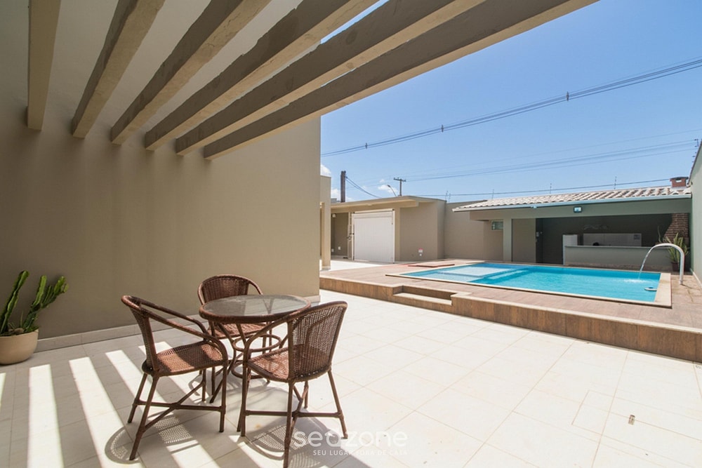 House w/ Pool and Barbecue Grill Thg0006