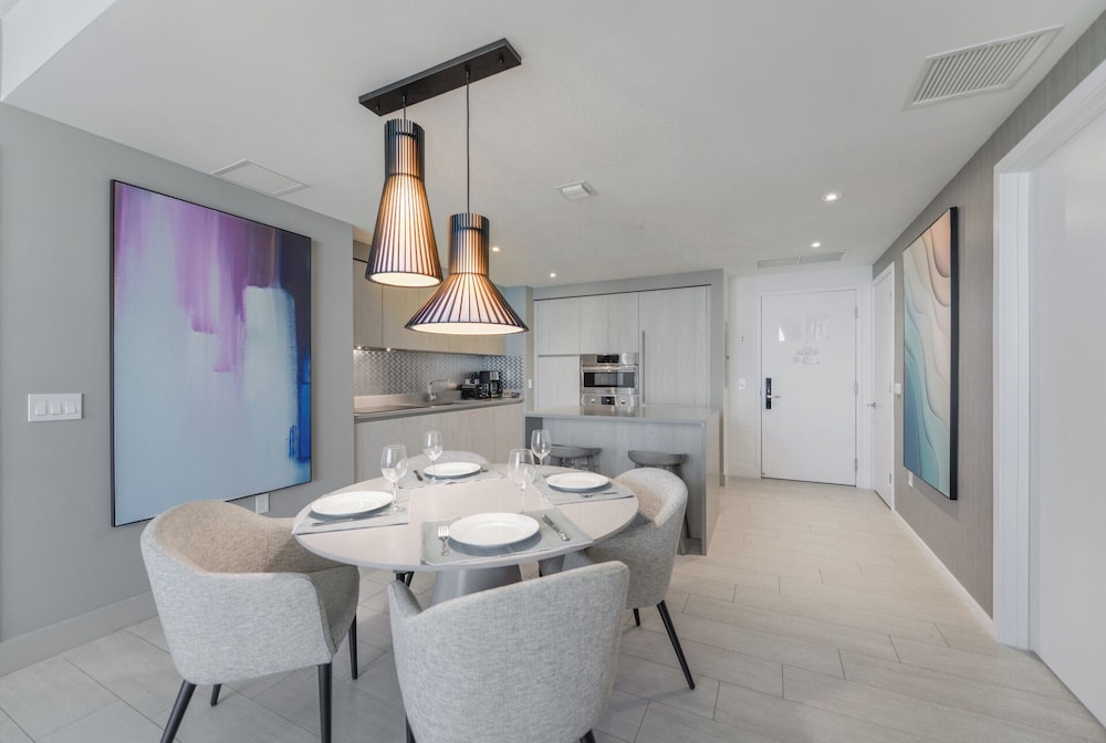 40th-Floor Gem Top Views & Amenities