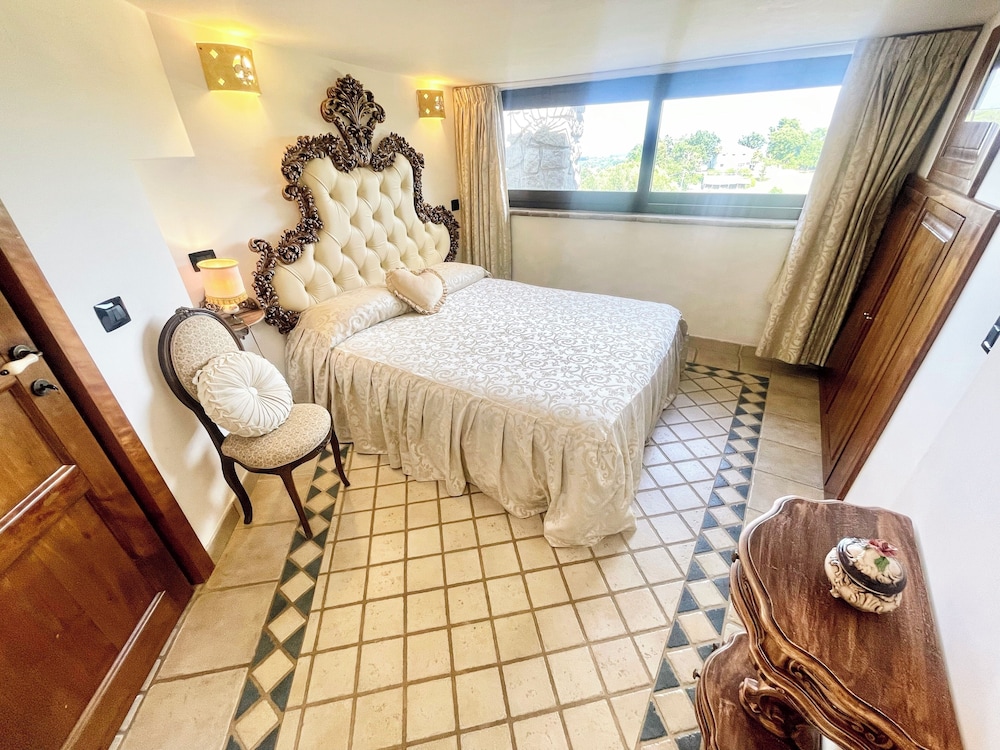 Charming Villa in Umbria - Sleeps 16 - Lake View - Pool, Jacuzzi and Events Room