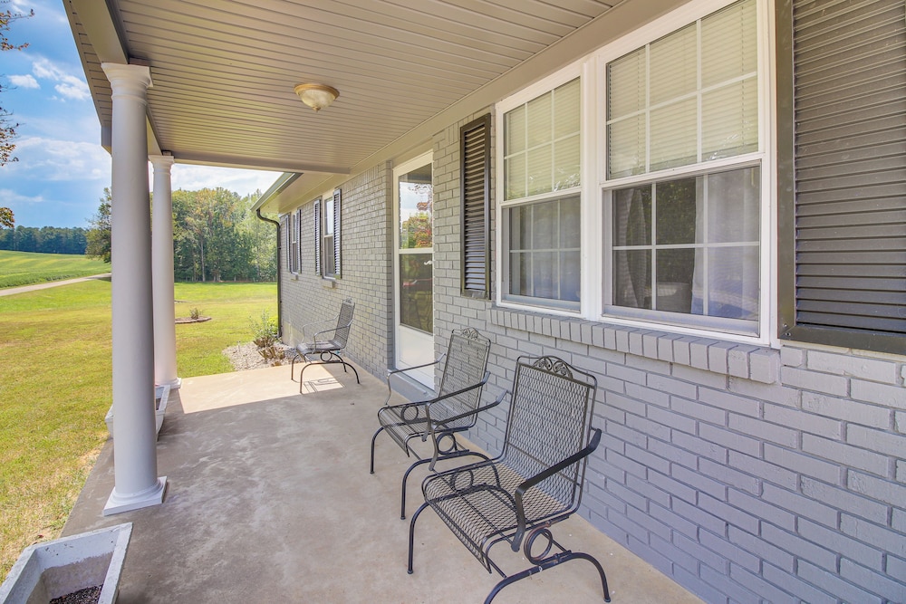 7 Mi to Barren River Lake: Quiet Getaway w/ Yard!