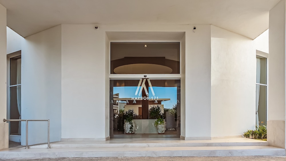 Stunning Beachfront Condo Sea Views Pools