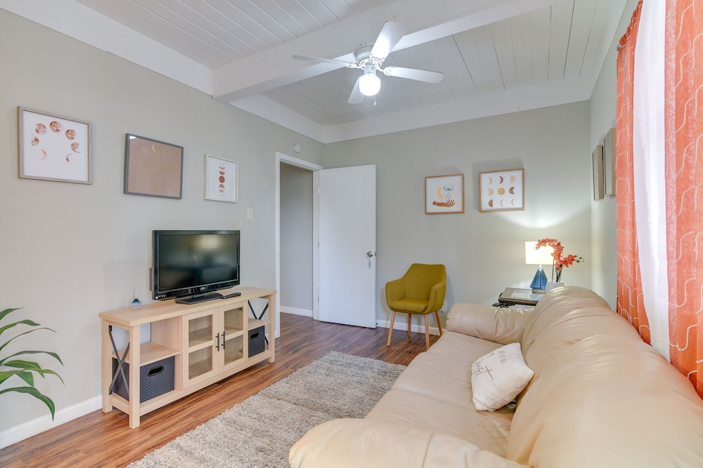 < 1 Mi to Pleasure Pier: Unit in Galveston!