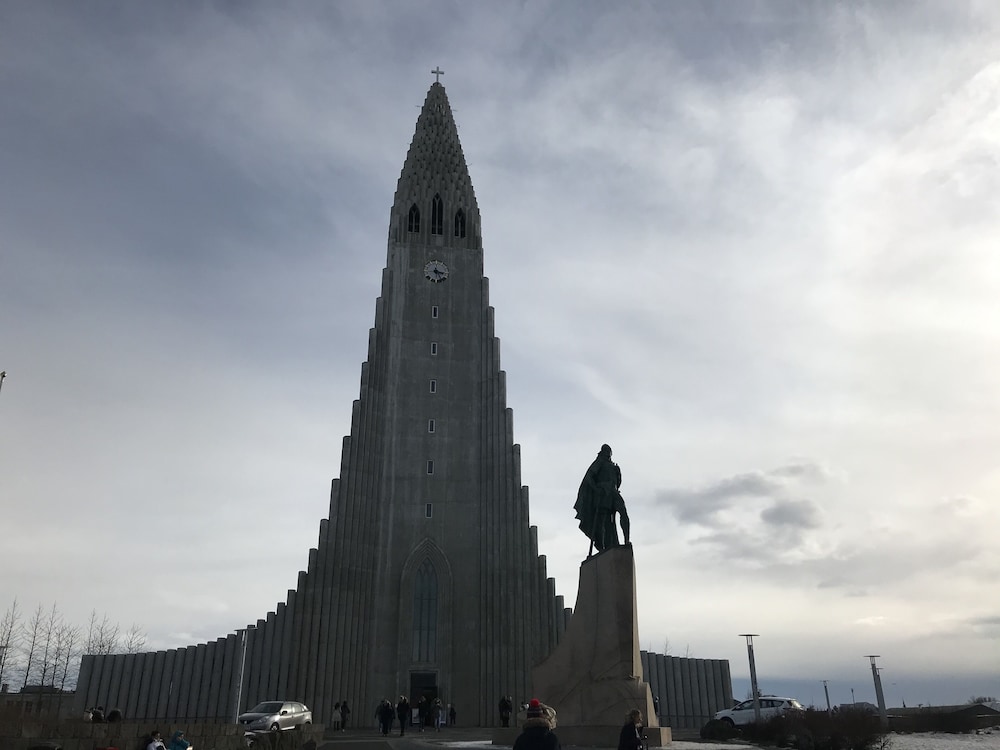 ICELAND SJF Villa , Hot tub & Outdoor Sauna Amazing Mountains View - 15 min to downtown
