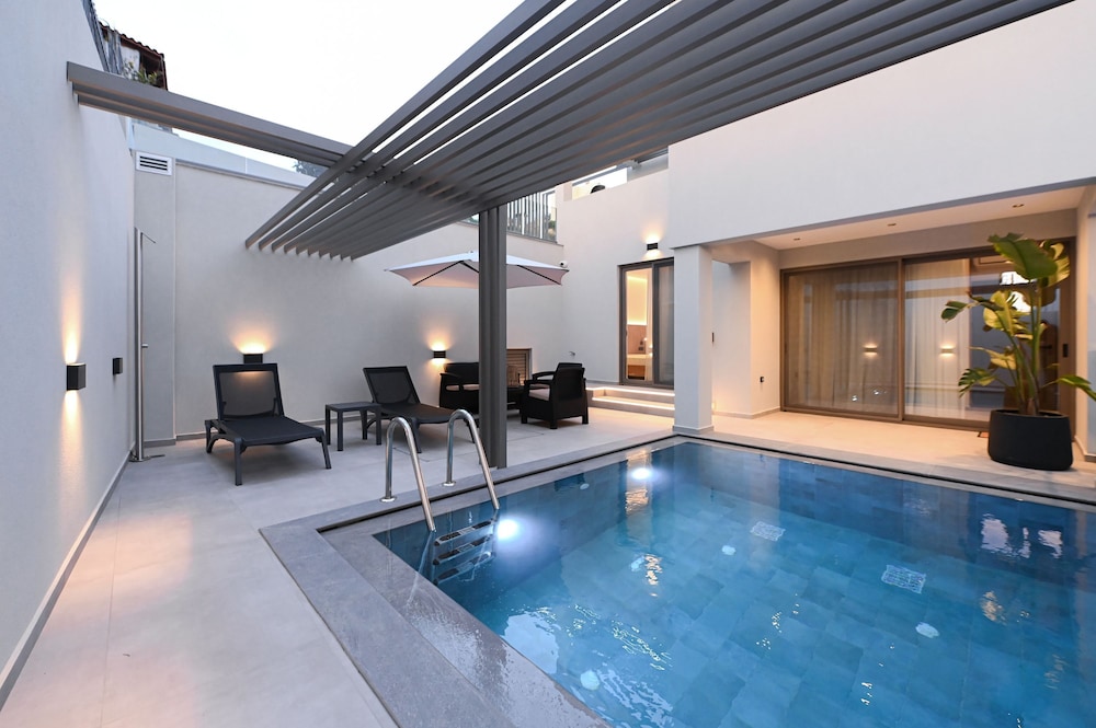 MGK Luxury Suites With a Private Pool Ligaria