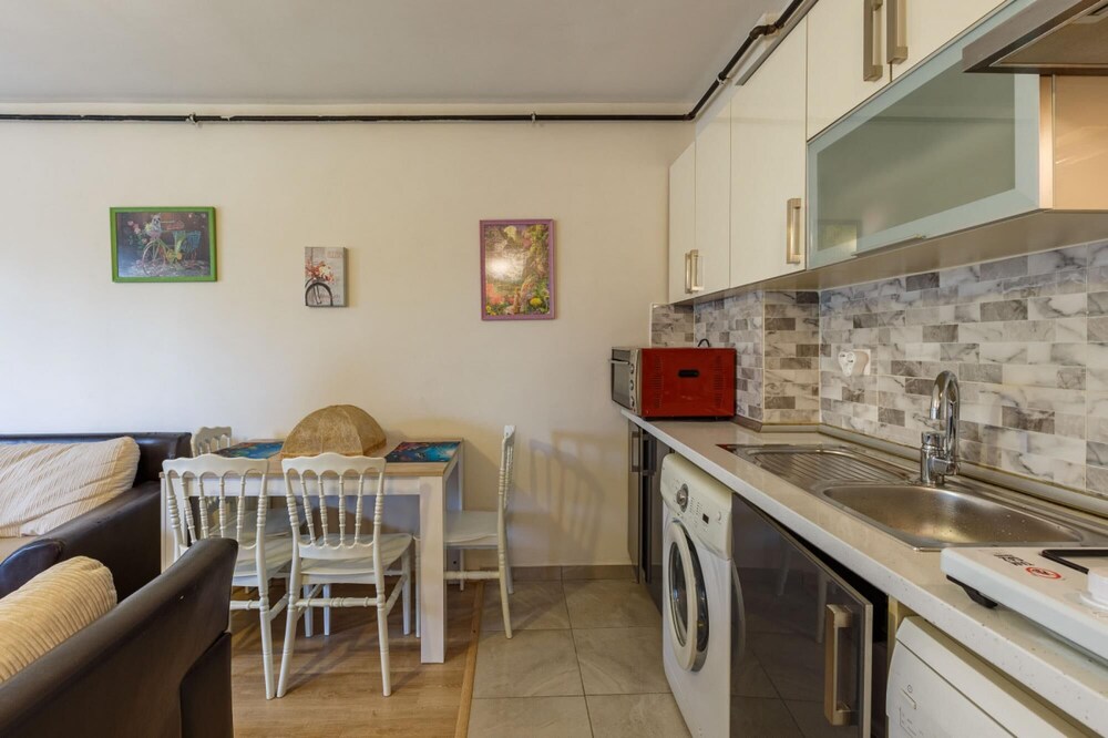 Cozy Flat Near Public Transportation in Tuzla view 5