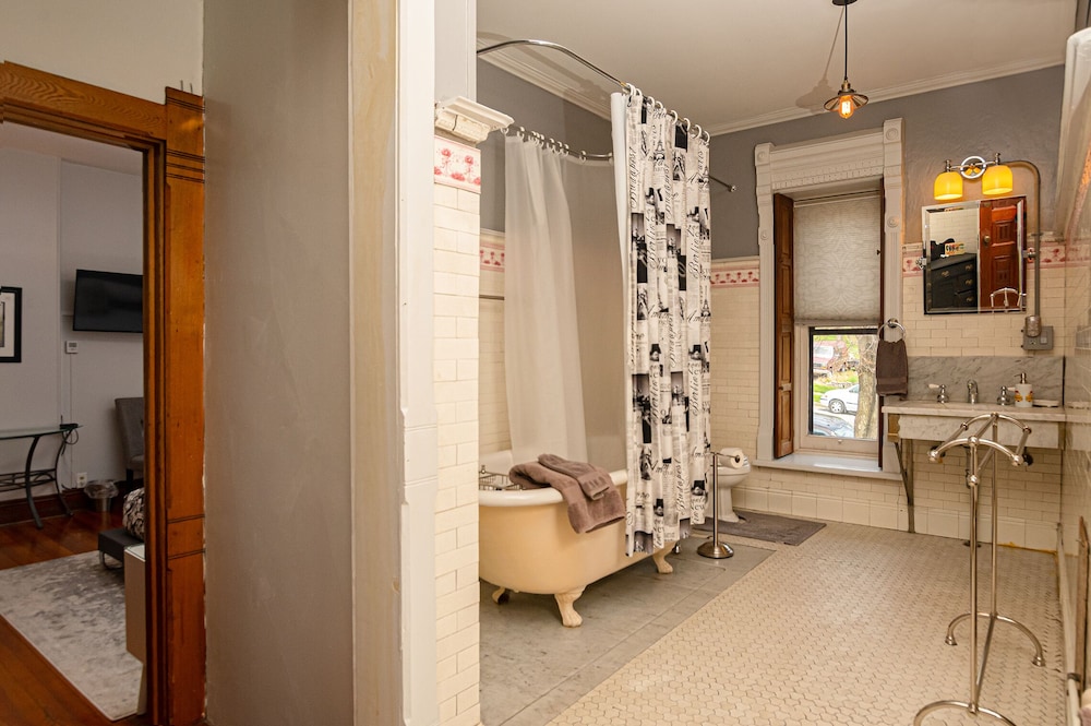 Reynolds Mansion B&B