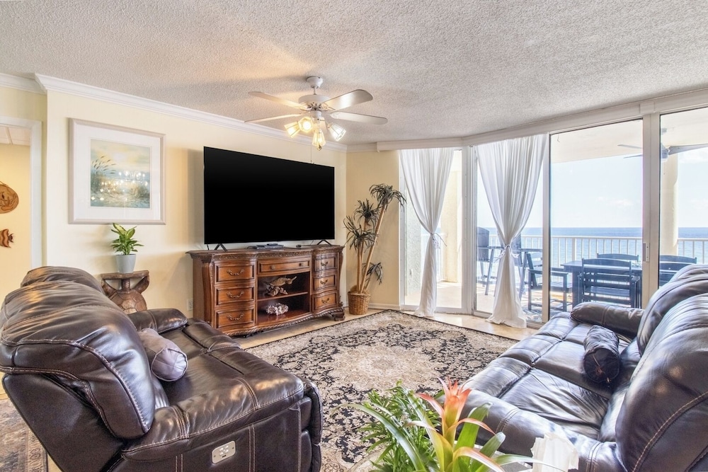 3BR Gulf-front Luxury w/ Pool Bar & Spa Baths