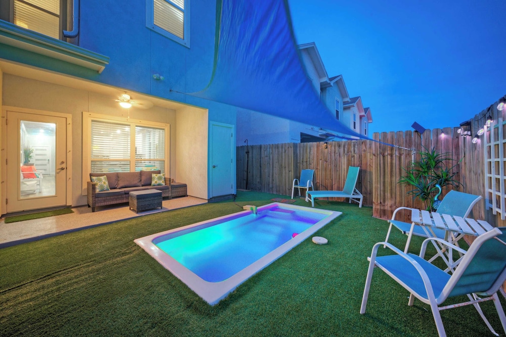 Peaceful Paradise Private Pool, Balcony Views + 5 Mins to Whitecap Beach