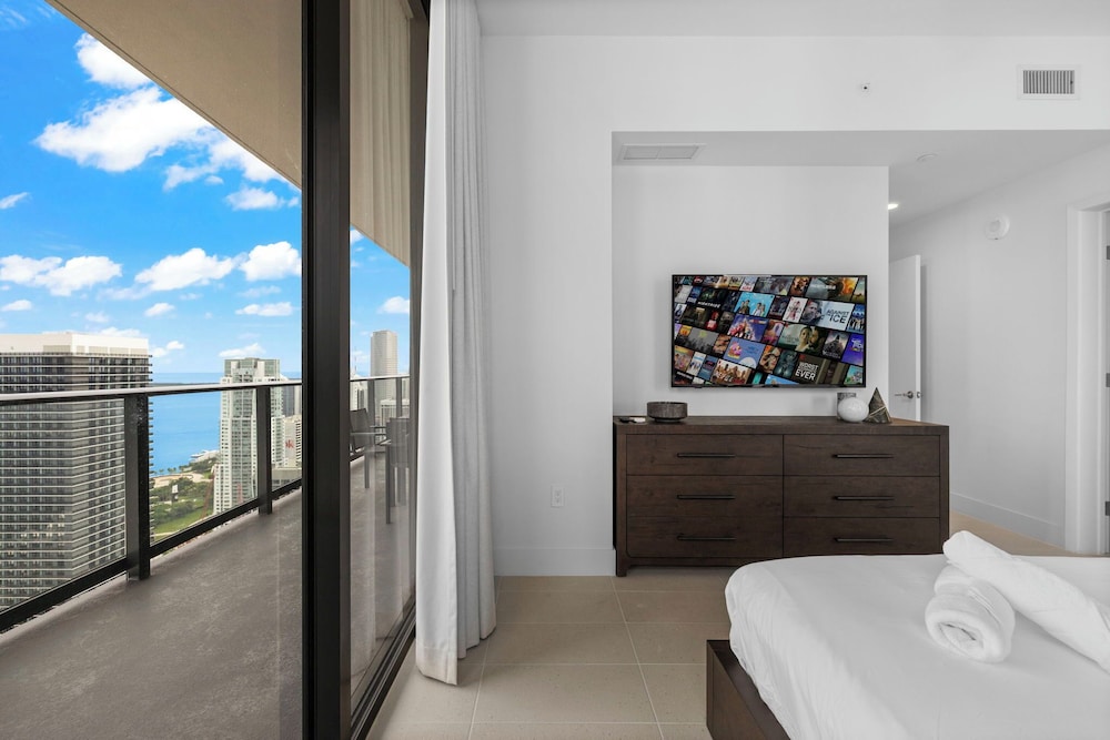 Lux Studio W City Views and Pool