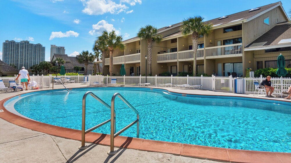 Sleeps 8 w/ Resort Pools, Tennis, Golf & Beach Access + Attraction Tickets!