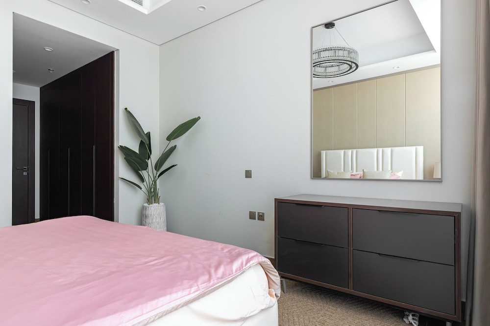 SIMPLY COMFORT Skyline Apts at Nobles Tower with Luxury Burj View
