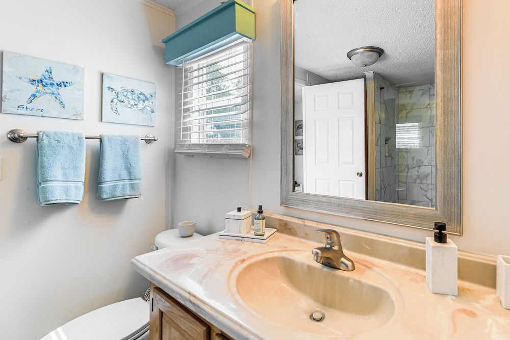 2 Blocks to Crystal Coast: Family-friendly Retreat