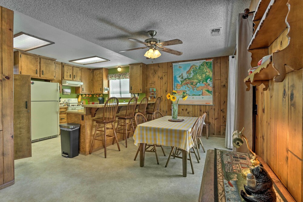 Spacious Family Cabin < 1 Mi to Lake Gregory! view 4