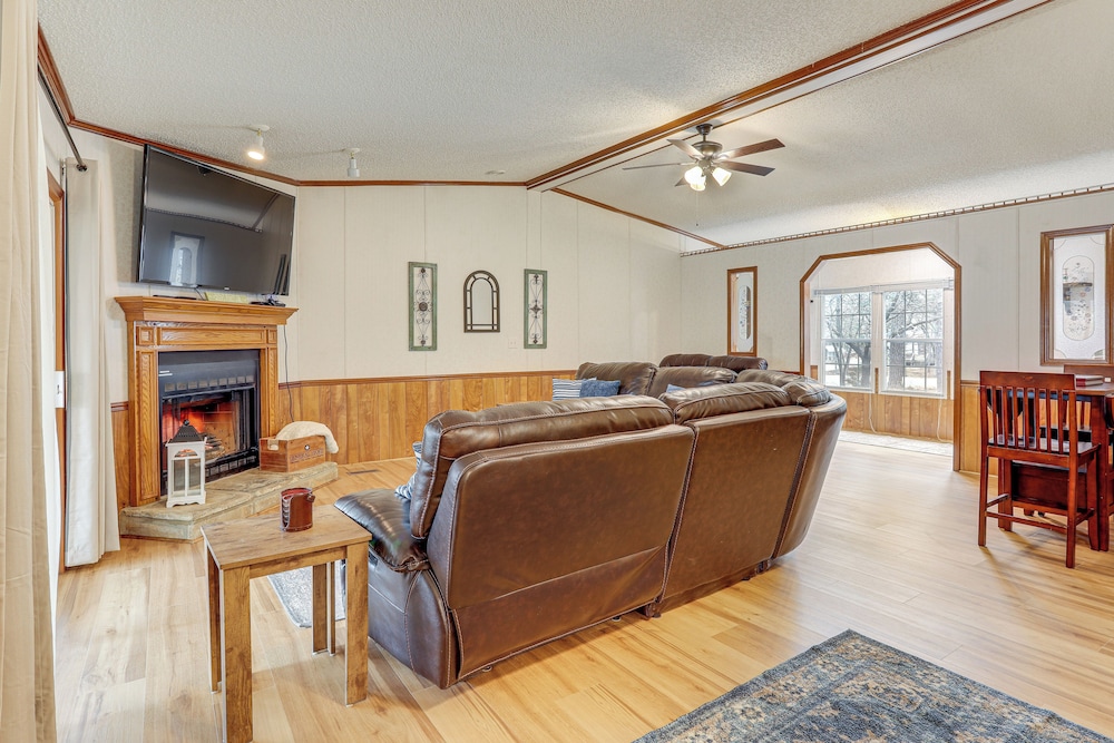 < 1 Mi to Greers Ferry Lake: Dog-friendly Home!