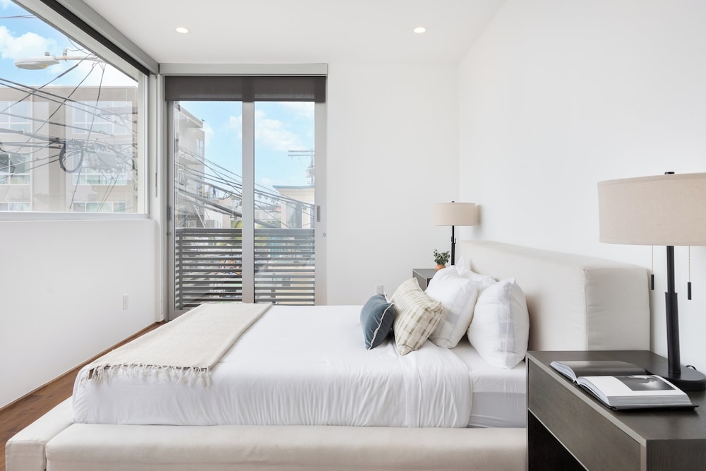 Venice View by Avantstay Walk to Venice Beach Rooftop, Ice Bath, Luxe Design