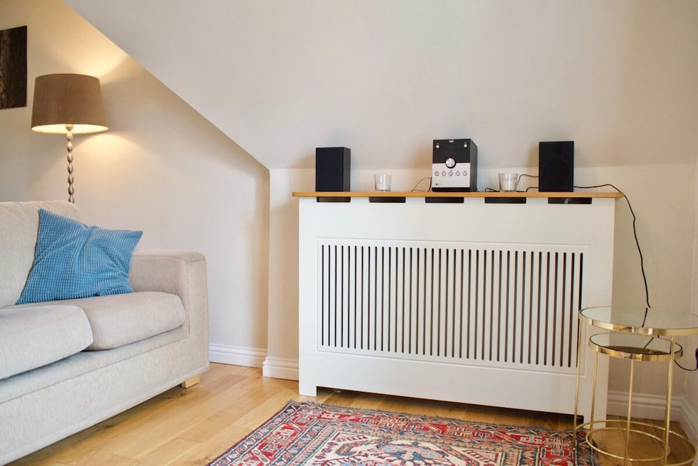 Modern and Charming 2 Bedroom Old Town Apartment